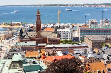 Vy från Kärnan mot Sundet och Danmark med Rådhuset mitt i bild.